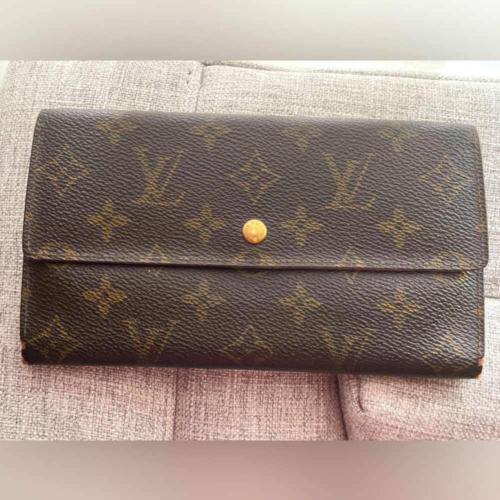 Authentic LOUIS VUITTON Trifold International wallet in Monogram canvas